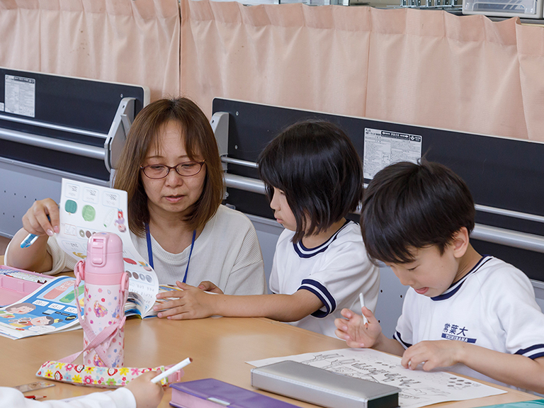 子どもたちを見守るスタッフ