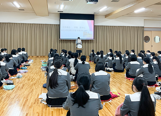 先輩を囲んで